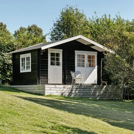 Дом отдыха Small House With Large Garden Near Vejby