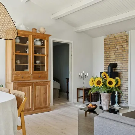 Дом отдыха Small House With Large Garden Near *