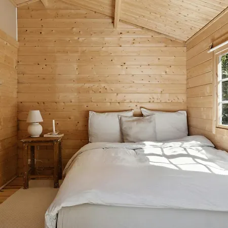 Сasa de vacaciones Small House With Large Garden Near