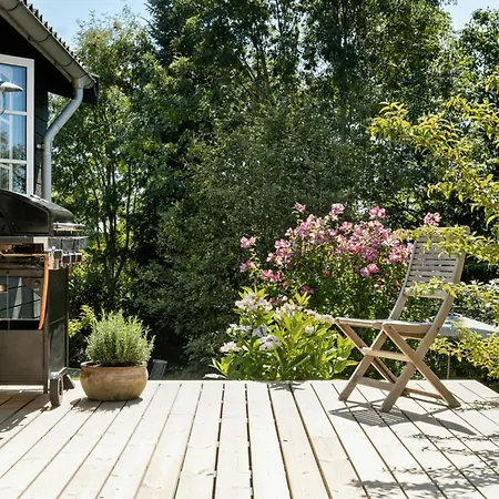 Small House With Large Garden Near Сasa de vacaciones Vejby