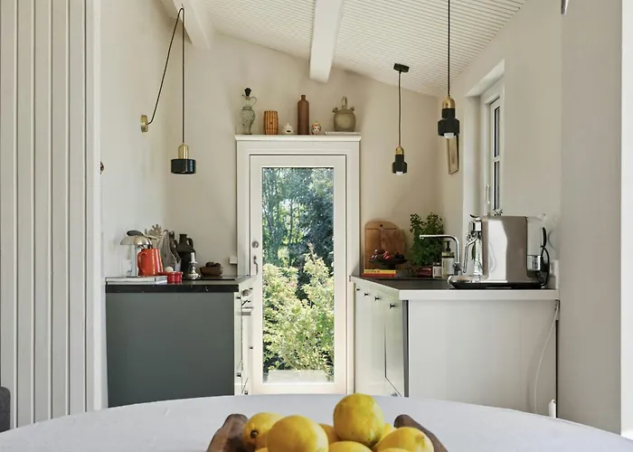 Hébergement de vacances Small House With Large Garden Near *